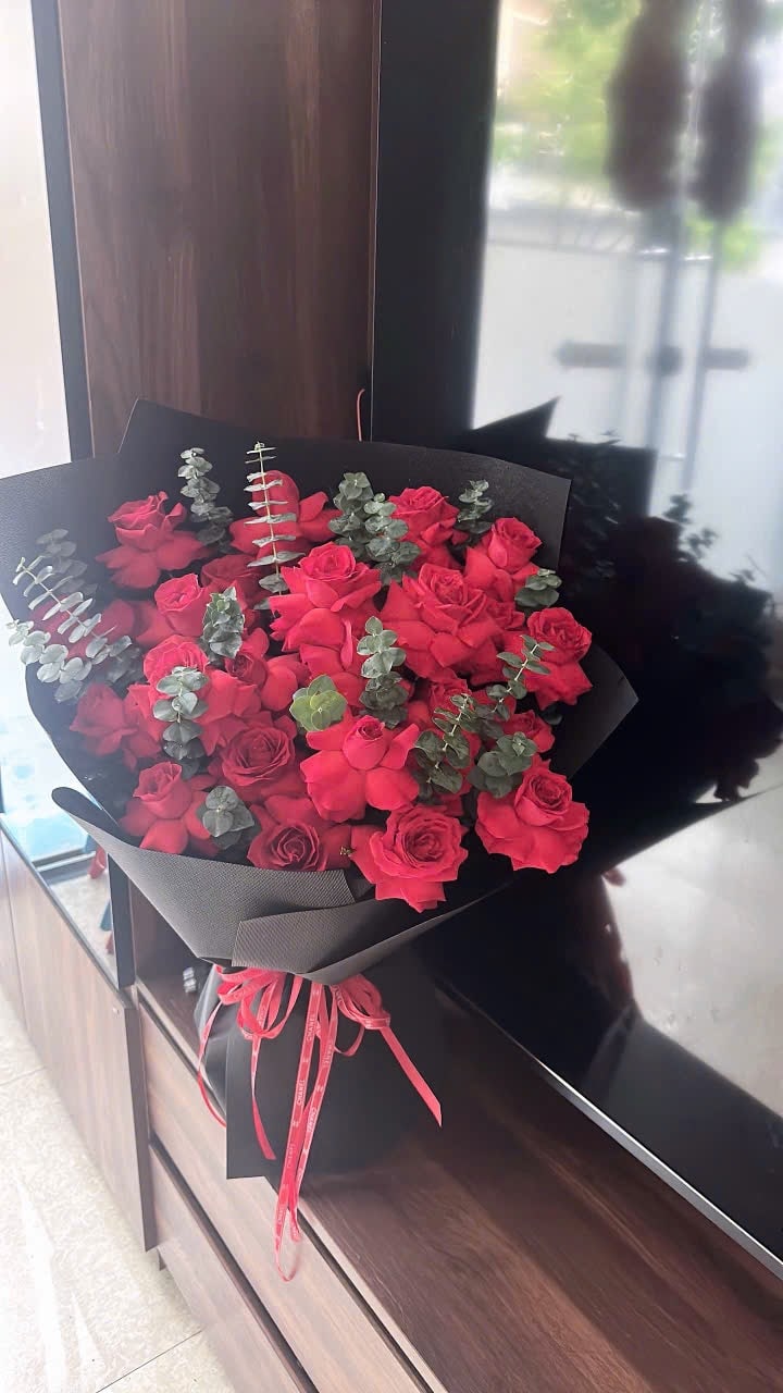 Roses and romance." 🌹✨ — a photo post by Ken210 on DeHub