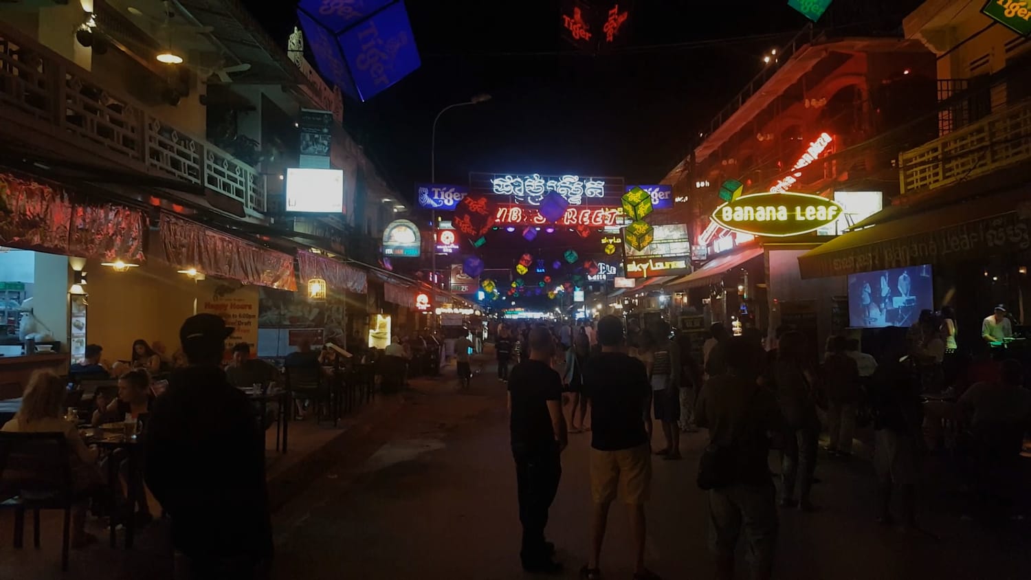 Cambodia Siem Reap Night Street — a video by ThaiLaunt© on DeHub