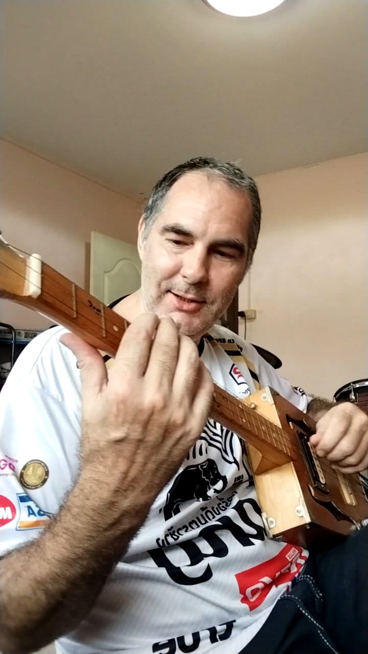 Distorted Punk Guitar Riff 🎸 — a video by Neutralis on DeHub