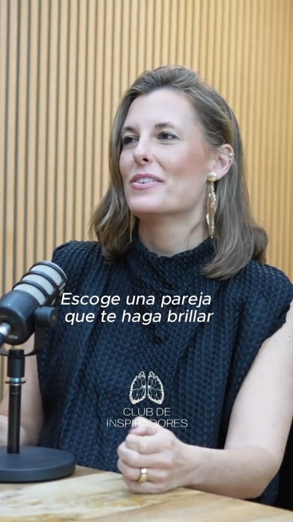 La persona correcta no apagará tu luz para sentirse más brillante.