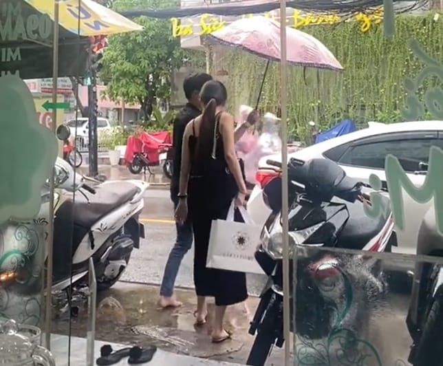Give someone stuck in the rain an Umbrella — nguyen ryan on DeHub