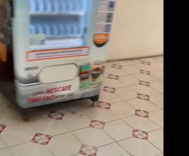 Leave a snack in a vending machine — a video by minh minh on DeHub